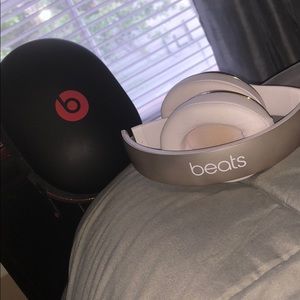 Studio wireless beats by Drake